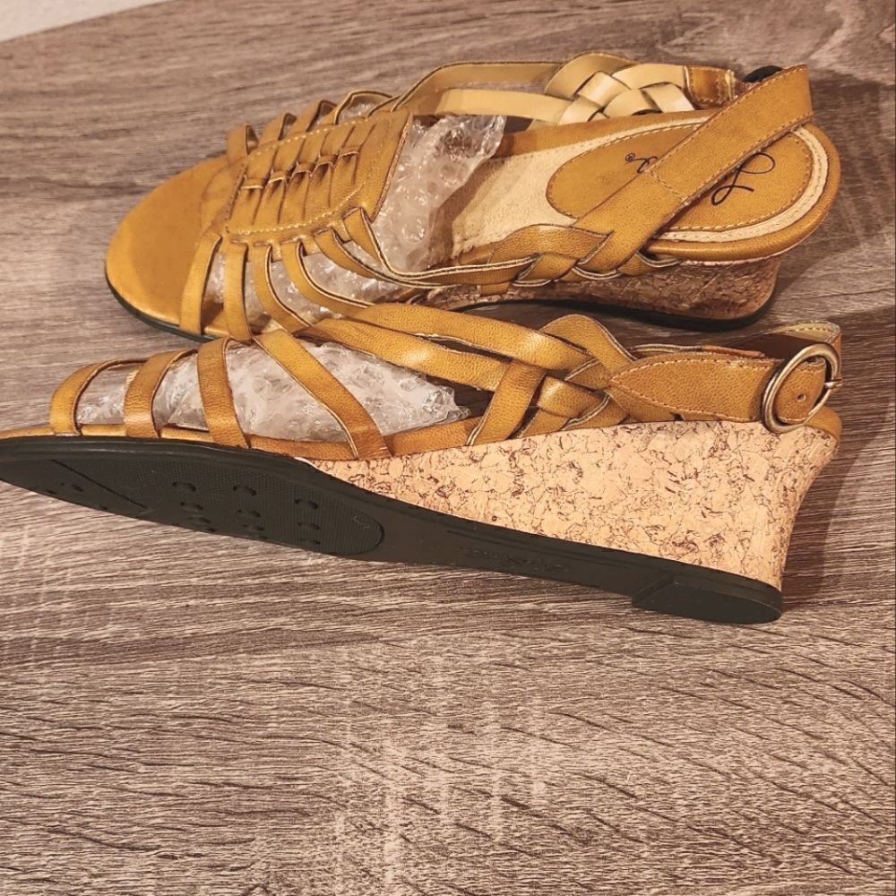 LIFE STRIDE WOMEN'S WEDGE SANDALS YELLOW COLOR SIZE 7W.